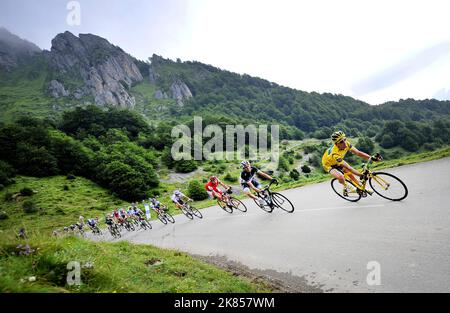 Thomas Voeckler del team Europcar in azione al col D'Aubisque Foto Stock