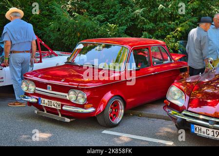 BADEN BADEN BADEN, GERMANIA - LUGLIO 2022: Red NSU TT 1969, incontro oldtimer a Kurpark. Foto Stock