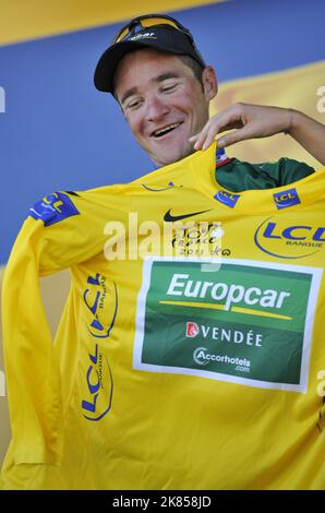 Thomas Voeckler del team Europcar raccoglie la maglia gialla del leader dopo essere stato secondo sul palco Foto Stock