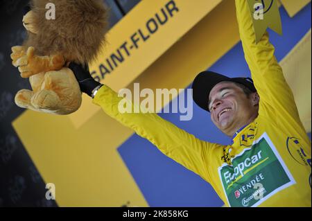 Thomas Voeckler del team Europcar raccoglie la maglia gialla del leader dopo essere stato secondo sul palco Foto Stock