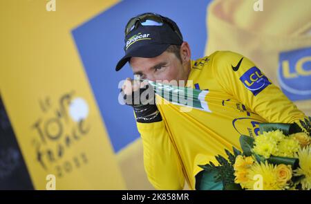 Thomas Voeckler del team Europcar raccoglie la maglia gialla del leader dopo essere stato secondo sul palco Foto Stock