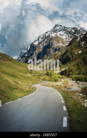 Colle dell'Agnello, Italia/Francia come pubblicato nel libro Mountain High, le salite più grandi d'Europa di Daniel Friebe e Pete Goding. EDITORE QUERCUS È VIETATA LA PUBBLICAZIONE DI QUESTE IMMAGINI IN LIBRI O BOOKAZINES IN UN FORMATO CHE METTA IN EVIDENZA LE MIGLIORI SALITE CICLISTICHE IN TUTTA EUROPA. Foto Stock