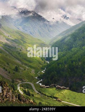 Colle dell'Agnello, Italia Francia , lato italiano, 2774m come pubblicato nel libro Mountain High, The Greatest Climbs in Europe di Daniel Friebe e Pete Goding. EDITORE QUERCUS È VIETATA LA PUBBLICAZIONE DI QUESTE IMMAGINI IN LIBRI O BOOKAZINES IN UN FORMATO CHE METTA IN EVIDENZA LE MIGLIORI SALITE CICLISTICHE IN TUTTA EUROPA. Foto Stock