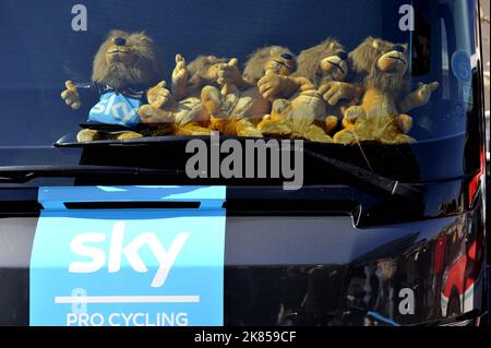 I giocattoli del trofeo Team Sky Procycling decorano la finestra del team bus al villaggio di partenza a Sisteron dopo le vittorie dell'ultima maglia gialla del leader Bradley Wiggins per il 6 Foto Stock