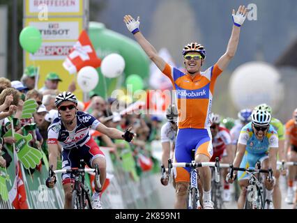 Tappa 3 del Tour di Romandy, Svizzera, Luis Leon Sanchez del team Rabobank festeggia la sua vittoria sul palco davanti a Gianni Meersman Lotto Belisol Foto Stock