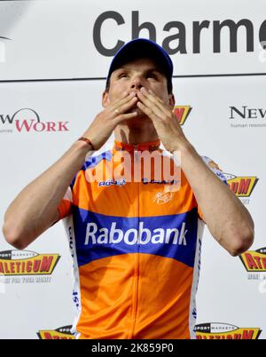 Tappa 3 del Tour di Romandy, Svizzera, Luis Leon Sanchez del team Rabobank festeggia come vince la tappa e si alza sul podio guardando al cielo per raccogliere il suo trofeo Foto Stock