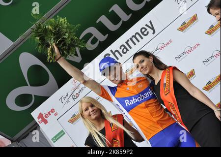 Tappa 3 del Tour di Romandy, Svizzera, Luis Leon Sanchez del team Rabobank si alza sul podio con le due ragazze da podio dopo aver vinto la tappa Foto Stock