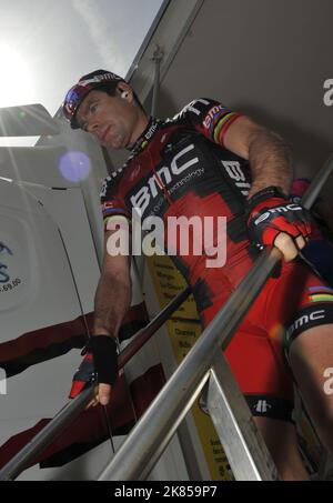 Tappa 3 del Tour di Romandy, Svizzera, Cadel Evans del Team BMC esce dal podio di partenza dopo aver firmato la 3rd tappa della gara a la Neuveville. Foto Stock