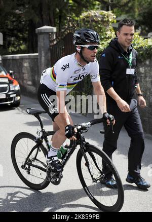 Tappa 3 del Tour di Romandy, Svizzera, Mark Cavendish del Team Sky Procicing è scortato sul podio a Neuveville dal suo addetto stampa Nick Howes Foto Stock