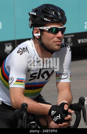 Fase 4, Tour of Romandy, Mark Cavendish del Team Sky Procycling chiacchiera con i compagni di squadra prima della gara a Bulle Foto Stock