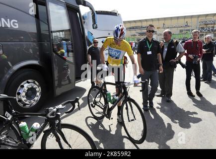 Fase 4, Tour of Romandy, Bradley Wiggins del Team Sky Procicing prepara la sua moto prima di accedere a Bulle, Swizerland. Foto Stock