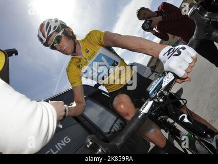 Fase 4, Tour of Romandy, Bradley Wiggins del Team Sky Procicling firma autografi prima della gara a Bulle, Swizerland. Foto Stock