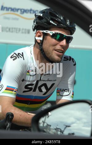 Fase 4, Tour of Romandy, Mark Cavendish del Team Sky Procycling chiacchiera con i compagni di squadra prima della gara a Bulle Foto Stock