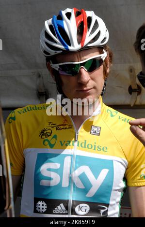 Fase 4, Tour of Romandy, Bradley Wiggins del Team Sky Procicing prepara la sua moto prima di accedere a Bulle, Swizerland. Foto Stock