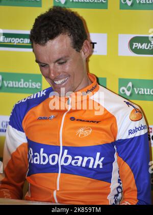 Fase 4, Luis Leon Sanchez ESP del team Rabobank vince la 4th tappa del Tour of Romandy a Sion , Svizzera, e allontana la maglia del leader giallo da Bradley Wiggins. Viene intervistato dalla stampante. Foto Stock