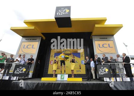 Bradley Wiggins mantiene il suo vantaggio assoluto e si alza sul podio per essere congratulata da Francois Hollande. Tour de France 2012 fase 18, Blagnac a Brive - la - Gaillard Foto Stock