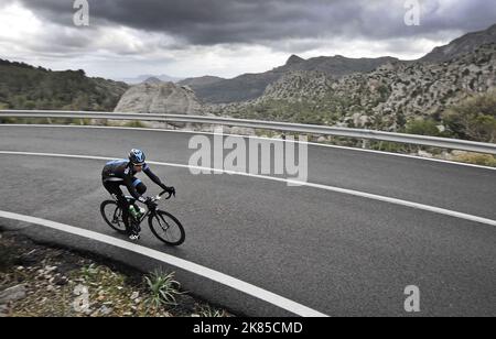 Sir Bradley Wiggins in Gran Bretagna cavalca sulle montagne con la nuova divisa Rapha in un campo di allenamento vicino a Pollenca, Maiorca Foto Stock