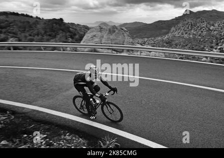 Sir Bradley Wiggins in Gran Bretagna cavalca sulle montagne con la nuova divisa Rapha in un campo di allenamento vicino a Pollenca, Maiorca Foto Stock