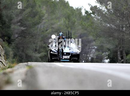 Sir Bradley Wiggins in Gran Bretagna appare all'orizzonte in condizioni di freddo e bagnato nelle montagne Majorcan in un campo di allenamento vicino Pollenca, Maiorca Foto Stock