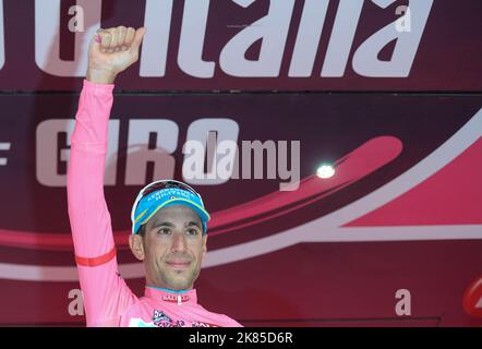 Vincenzo Nibali (team Astana) mantiene la sua leadership assoluta dopo il completamento della prova cronologica individuale e la prossima 4th del giorno. Indossando l'ambita maglia Magila Rosa (rosa) sul podio di Saltara. Giro D'Italia 2013, Stage 8, Gabicce Mare - Saltara, cronometro. Foto Stock