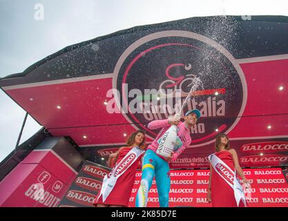 Vincenzo Nibali (team Astana) mantiene la sua leadership assoluta dopo il completamento della prova cronologica individuale e la prossima 4th del giorno. Indossando l'ambita maglia Magila Rosa (rosa) sul podio di Saltara. Giro D'Italia 2013, Stage 8, Gabicce Mare - Saltara, cronometro. Foto Stock