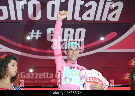 Vincenzo Nibali (team Astana) mantiene la sua leadership assoluta dopo il completamento della prova cronologica individuale e la prossima 4th del giorno. Indossando l'ambita maglia Magila Rosa (rosa) sul podio di Saltara. Giro D'Italia 2013, Stage 8, Gabicce Mare - Saltara, cronometro. Foto Stock