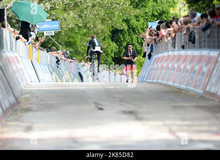 Bradley Wiggins percorre il traguardo subito dopo un secondo giorno deludente. Giro D'Italia 2013, Stage 8, Gabicce Mare - Saltara, cronometro, linea finale Foto Stock