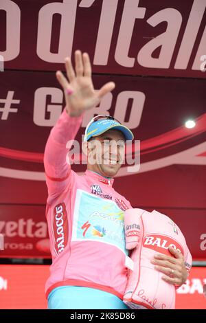 Vincenzo Nibali (team Astana) mantiene la sua leadership assoluta dopo il completamento della prova cronologica individuale e la prossima 4th del giorno. Indossando l'ambita maglia Magila Rosa (rosa) sul podio di Saltara. Giro D'Italia 2013, Stage 8, Gabicce Mare - Saltara, cronometro, linea finale Foto Stock