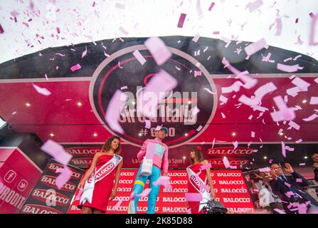 Vincenzo Nibali (team Astana) mantiene la sua leadership assoluta dopo il completamento della prova cronologica individuale e la prossima 4th del giorno. Indossando l'ambita maglia Magila Rosa (rosa) sul podio di Saltara. Giro D'Italia 2013, Stage 8, Gabicce Mare - Saltara, cronometro. Foto Stock