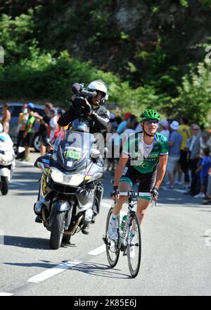 Thomas Voeckler del team Europcar cavalca l'ultima salita della giornata al col de Vizavonna sulle montagne corse. Foto Stock