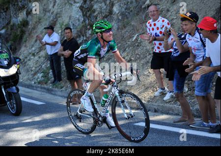 Thomas Voeckler del team Europcar cavalca l'ultima salita della giornata al col de Vizavonna sulle montagne corse. Foto Stock