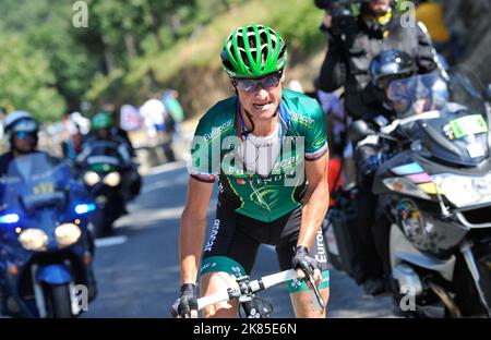 Thomas Voeckler del team Europcar cavalca l'ultima salita della giornata al col de Vizavonna sulle montagne corse. Foto Stock