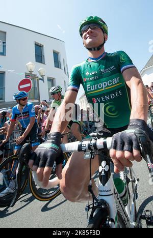 Thomas Voeckler del team Europcar si siede all'inizio della tappa 10 del Tour De France. Foto Stock