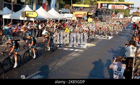 Chris Froome (centro) del team Sky in Gran Bretagna, con i compagni di squadra durante la fase finale del Tour de France a Parigi, Francia. Foto Stock