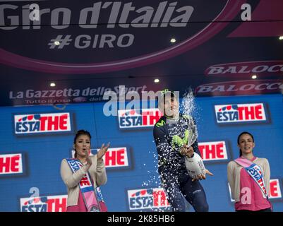 Nairo Alexander Quintana indossando la maglia del leader rosa attraversa il traguardo per vincere il palco e mantenere il suo vantaggio complessivo Foto Stock