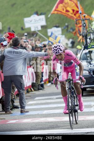 Nairo Alexander Quintana, indossando la maglia rosa del leader, attraversa il traguardo per vincere il palco e mantenere la sua posizione di leader nella fase 19 durante la prova cronometrata individuale Foto Stock