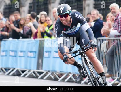 Omega Pharma Quick Steps Mark Cavendish urla attorno al quadrato di parliment durante la prova a tempo indidiale Foto Stock