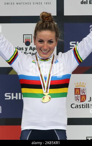 La francese Pauline Ferrand-Prevot sul podio dopo aver vinto lo sprint nel Campionato del mondo di Elite Womens. Foto Stock