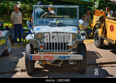 BADEN BADEN BADEN, GERMANIA - LUGLIO 2022: Blu acciaio chiaro Willys MB Ford GPW US Army Truck jeep cabrio, oldtimer riunione a Kurpark. Foto Stock