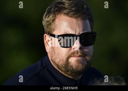 Foto del file datata 06/08/22 di James Corden che ha detto di non aver fatto niente di male e si sente zen dopo essere stato criticato da un proprietario di un ristorante di New York per il suo presunto comportamento negativo. Data di emissione: Venerdì 21 ottobre 2022. Foto Stock