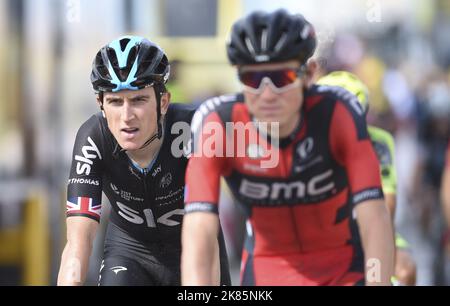 Geraint Thomas team Sky arriva sul traguardo subito dietro Teejay Van Garderren BMC Racing team durante la seconda tappa del Tour de France finendo a Zelande dopo la partenza a Utrecht. Foto Stock