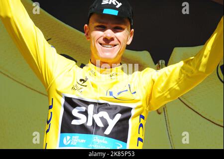 Chris Froome del team Sky festeggia con la maglia gialla dopo la fase 7 del Tour de France Foto Stock