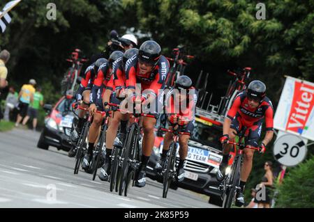 Il BMC Racing Team con Teejay Van Garderen, Damiano Caruso, Rohan Dennis, Daniel Oss, Manuel Quinziato, Samuel Sanchez, Michael Schar, Greg Van Avermaet e Danilo Wyss si aggiudicano il cronometro a squadre 1 secondo davanti al Team Sky della GBR. Foto Stock