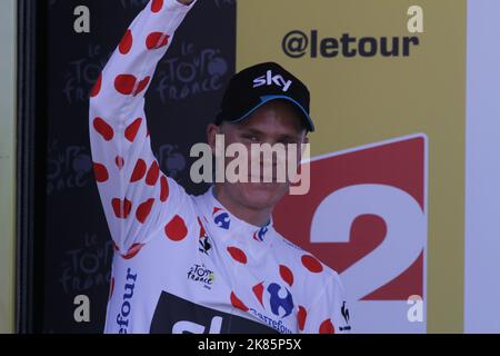 Chris Froome del team Sky vince il palco e aumenta il suo vantaggio complessivo in la Pierre-Saint-Martin, oltre a prendere la maglia gialla del leader e la maglia polkadot del leader della montagna. Foto Stock