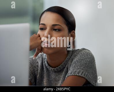 Oggi non mi sembra proprio di lavorare, una giovane donna d'affari che guarda annoiato alla sua scrivania. Foto Stock