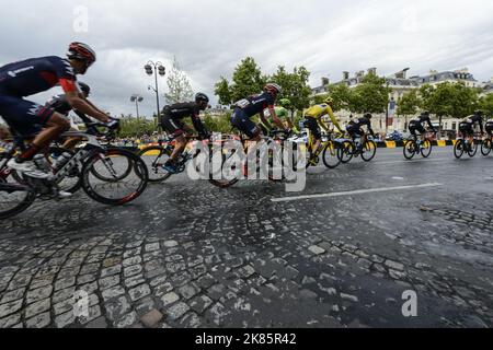 Chris Froome (maglia gialla) del Team Sky, ha fatto un giro finale sugli Champs Elysee dopo aver vinto la classifica generale a Parigi durante la fase 21 del Tour De France. Foto Stock