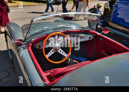 BADEN BADEN Baden, GERMANIA - LUGLIO 2022: Interni in pelle rossa di grigio MG MGA sport coupé 1955 coupé cabrio roadster, incontro oldtimer a Kurpark. Foto Stock