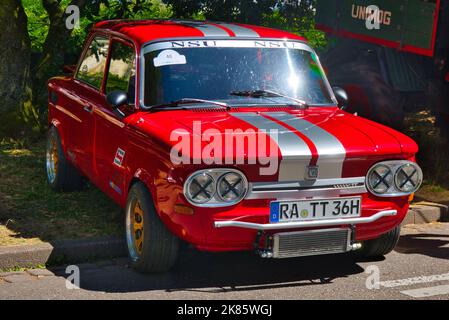 BADEN BADEN BADEN, GERMANIA - LUGLIO 2022: Red NSU TT 1969, incontro oldtimer a Kurpark. Foto Stock