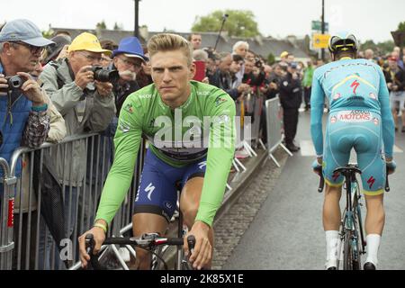 Il team Marcel Kittel Etixx Quick Step indossa la maglia del leader punti mentre corre fino all'inizio della corsa a Saint lo. Foto Stock