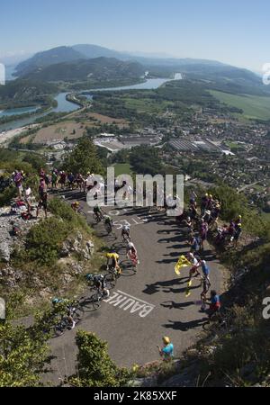 Tour de France 2016 - Stage 15 - Bourg - en - Bresse a Culoz -Stephen Cummings cicli alla rampa del podio di partenza tra i fotografi Foto Stock